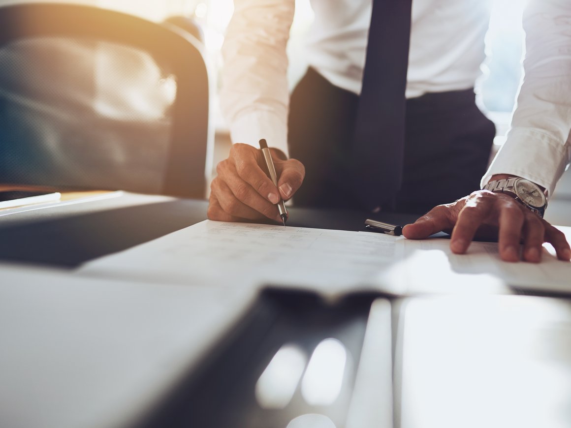 Путин утвердил список банков, которым запрещено проводить сделки с долями иностранцев