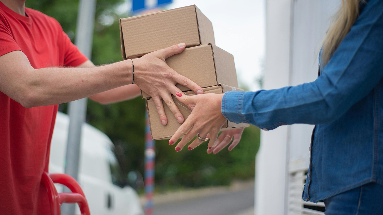 Курьеры слишком медленные: e-commerce уходит в гиперлокальность — с роботами, дарксторами и ИИ на складах