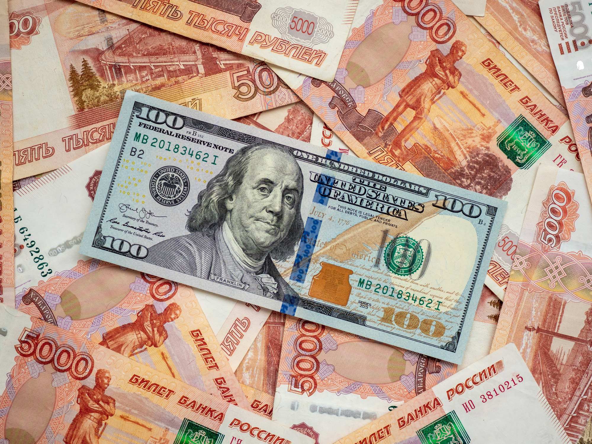Bloomberg: банки США стали предлагать привязанные к рублю финансовые инструменты