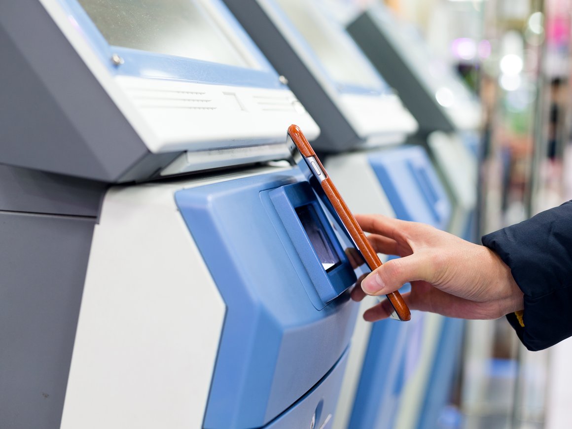 От магазинов без кассиров до баров без бармена: где применяется технология бесконтактных платежей