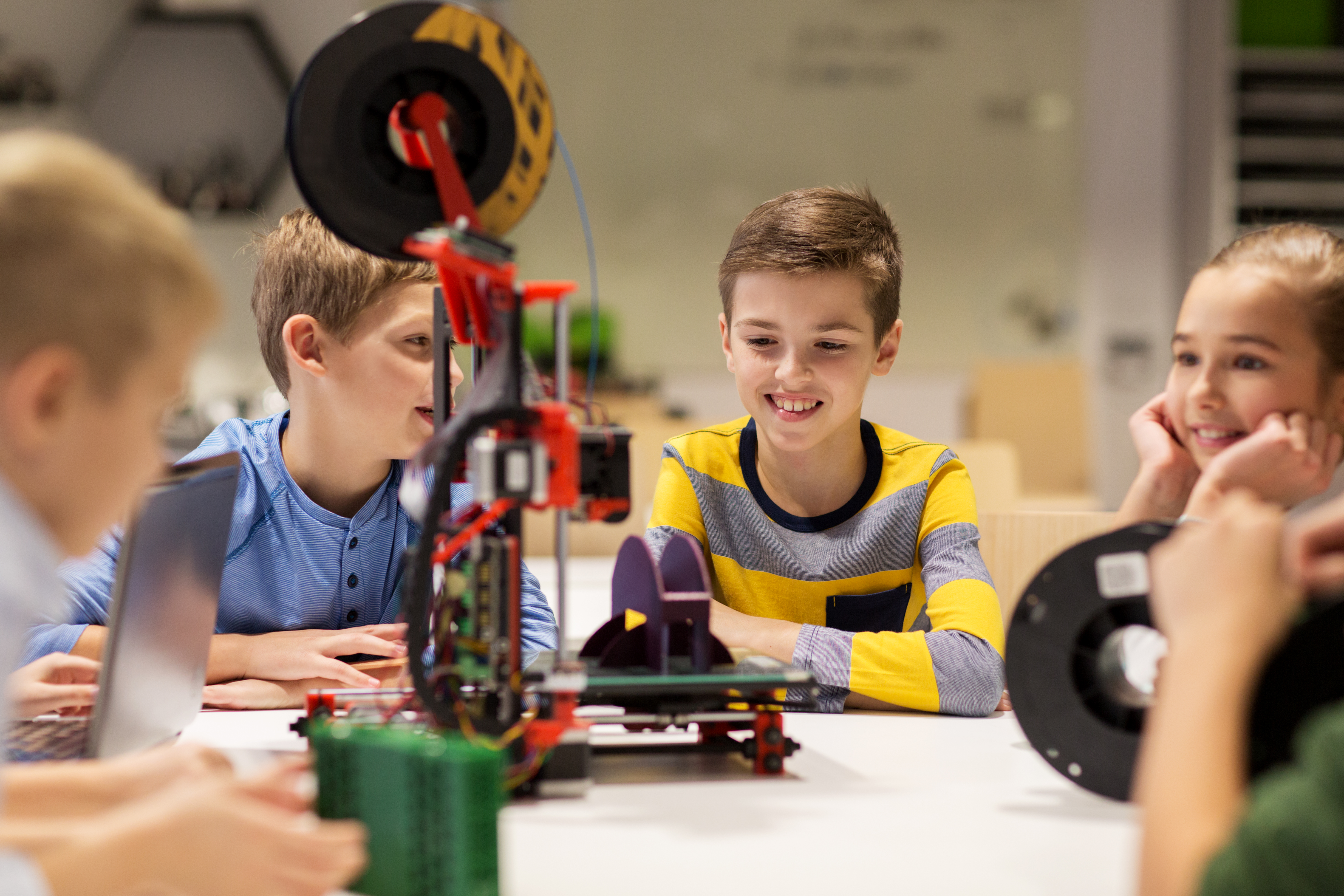 В кружке робототехники занимаются ученики разных классов. 3д моделирование для детей. Кружок робототехника в школе. Школьники 3d принтер. Кружок 3д моделирование в школе.