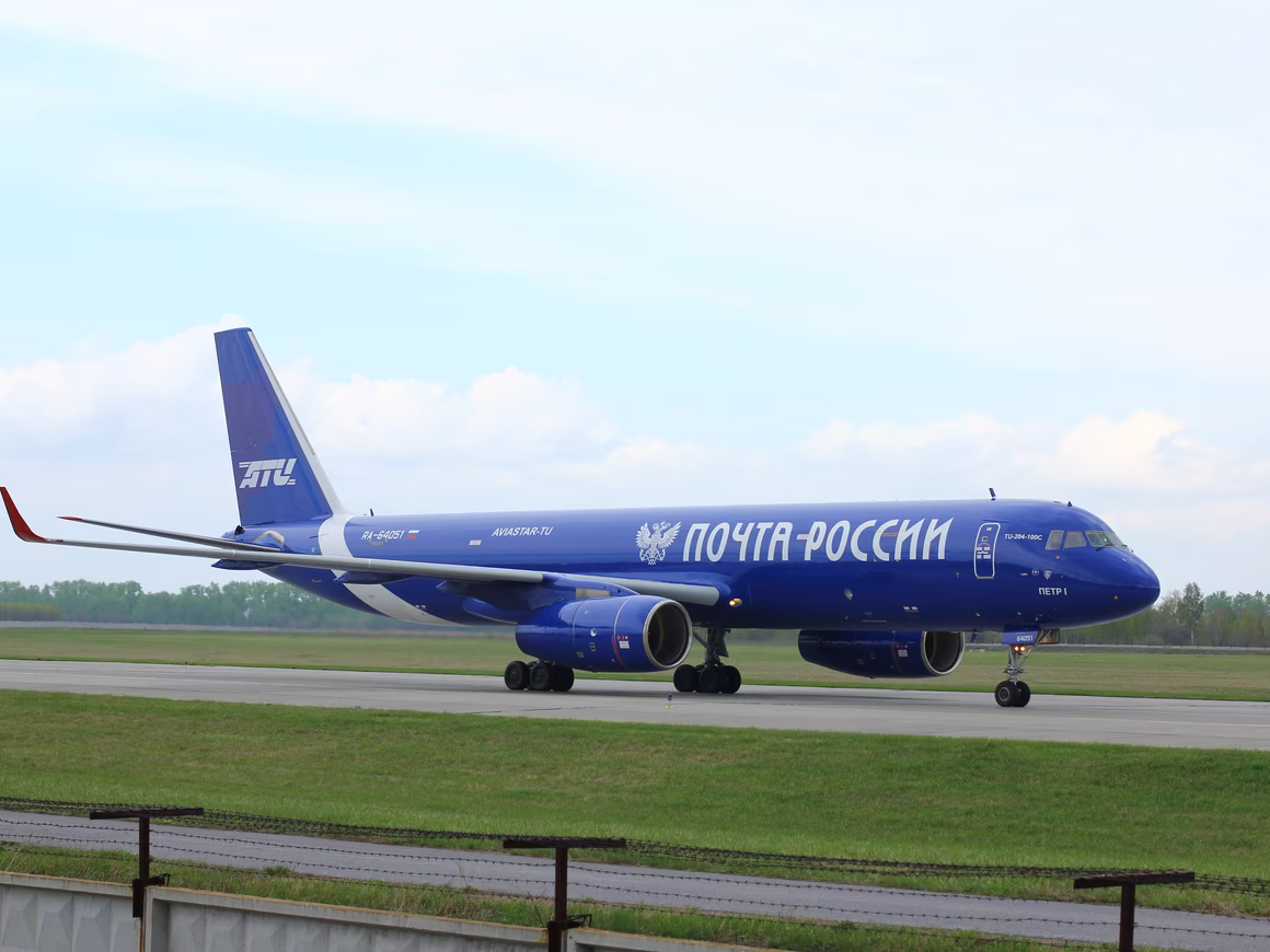 «Почту России» обвинили в нарушении авторских прав из-за изображения почтового самолета