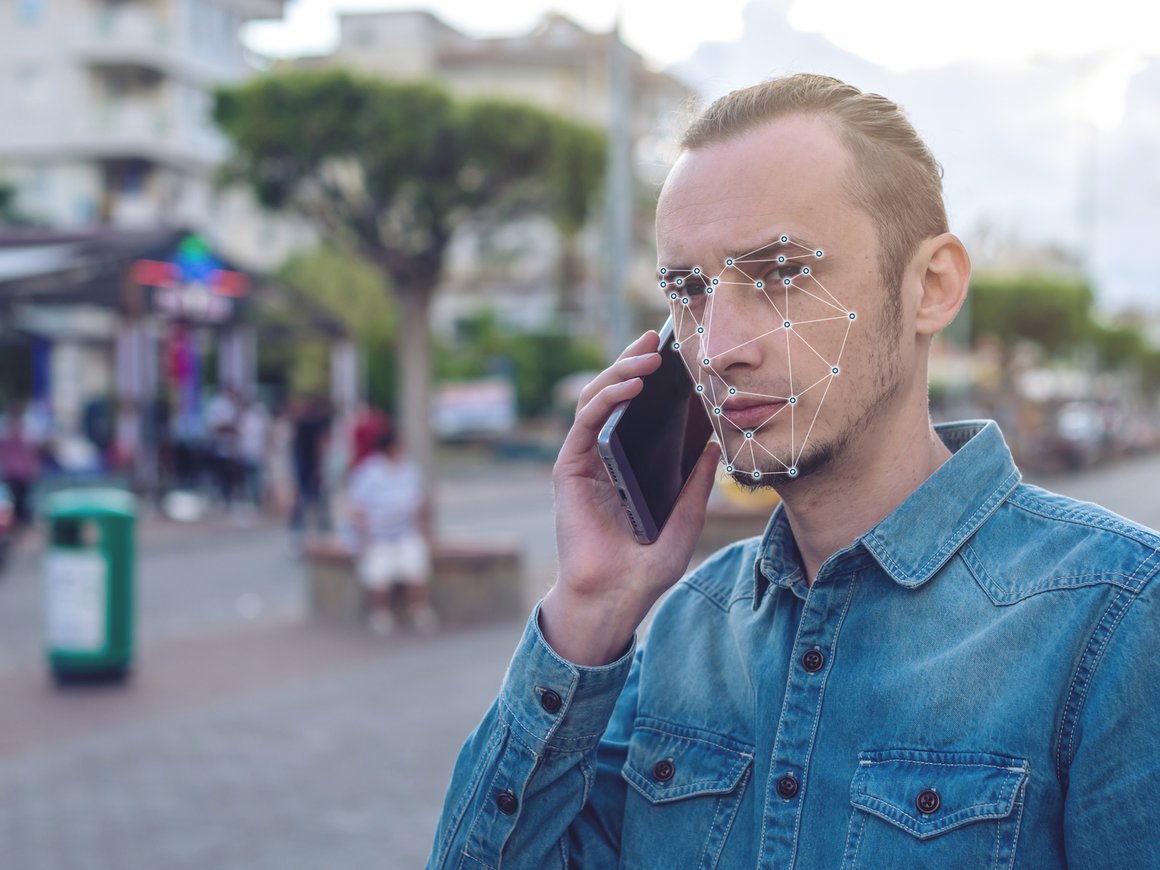 «Ведомости»: МВД начало тестировать портативные камеры с системой распознавания лиц от NtechLab