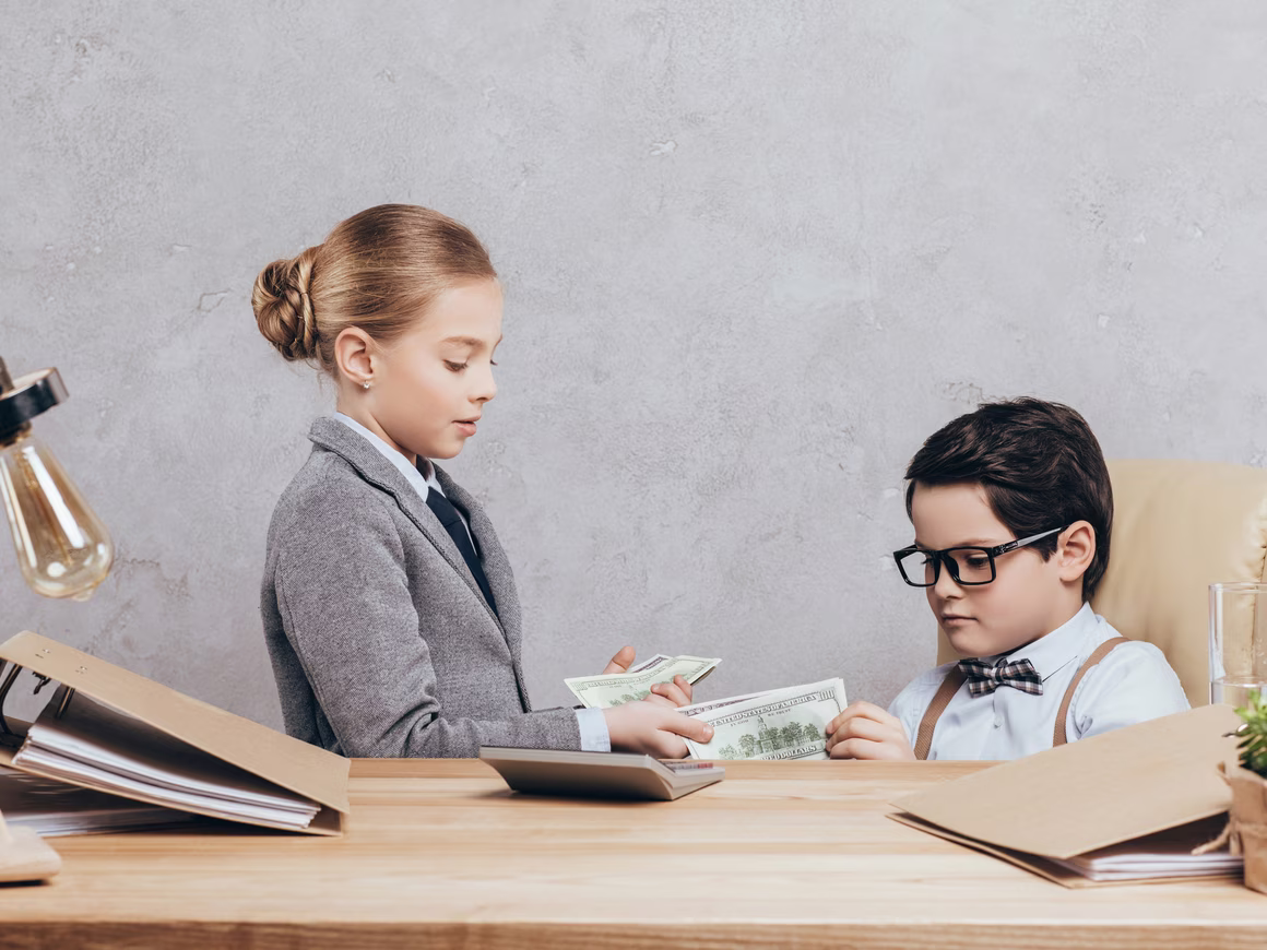 «Не стоит показывать своим примером, что покупка новых туфель – это высшее благо». Как научить детей обращаться с деньгами