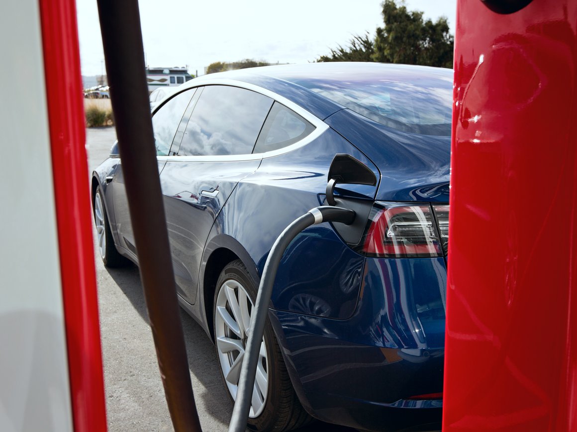 Tesla пообещала подарить Model 3 за взлом софта электромобиля