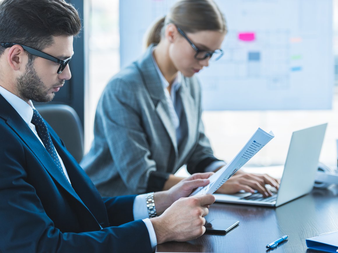 Россиянки готовы обеспечивать себя сами, но зарплату мужа более 80% считают общей — исследование