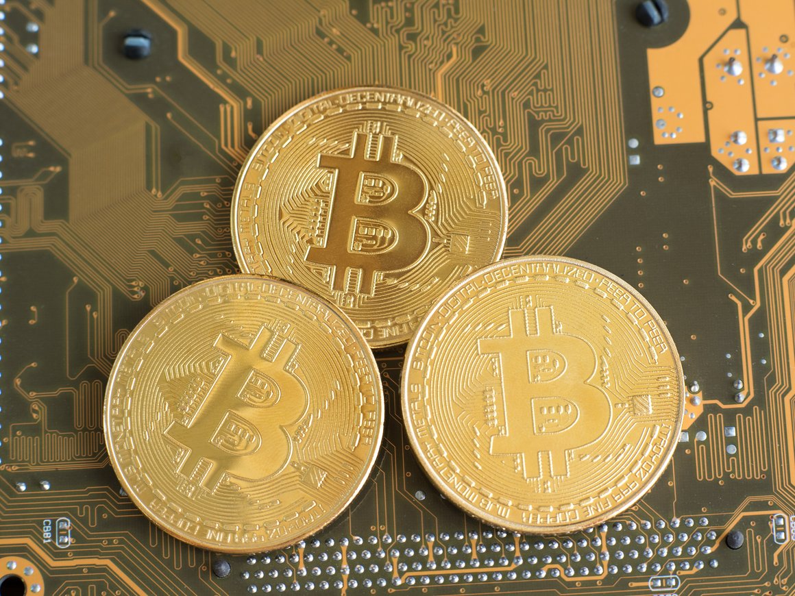 Для инвесторов появился риск: биткоин официально признали платёжным средством