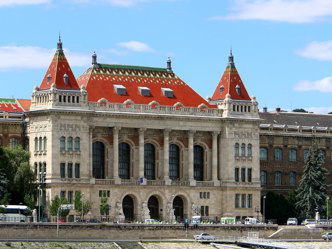 «Можно всё знать, но провалиться из-за терминов на английском». Как и зачем поступать в венгерский университет