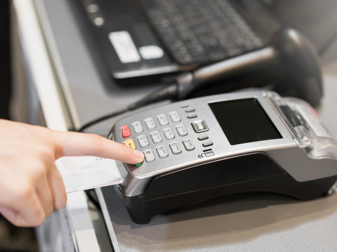 Эксперимент по снятию наличных на кассах магазинов распространят по всей России