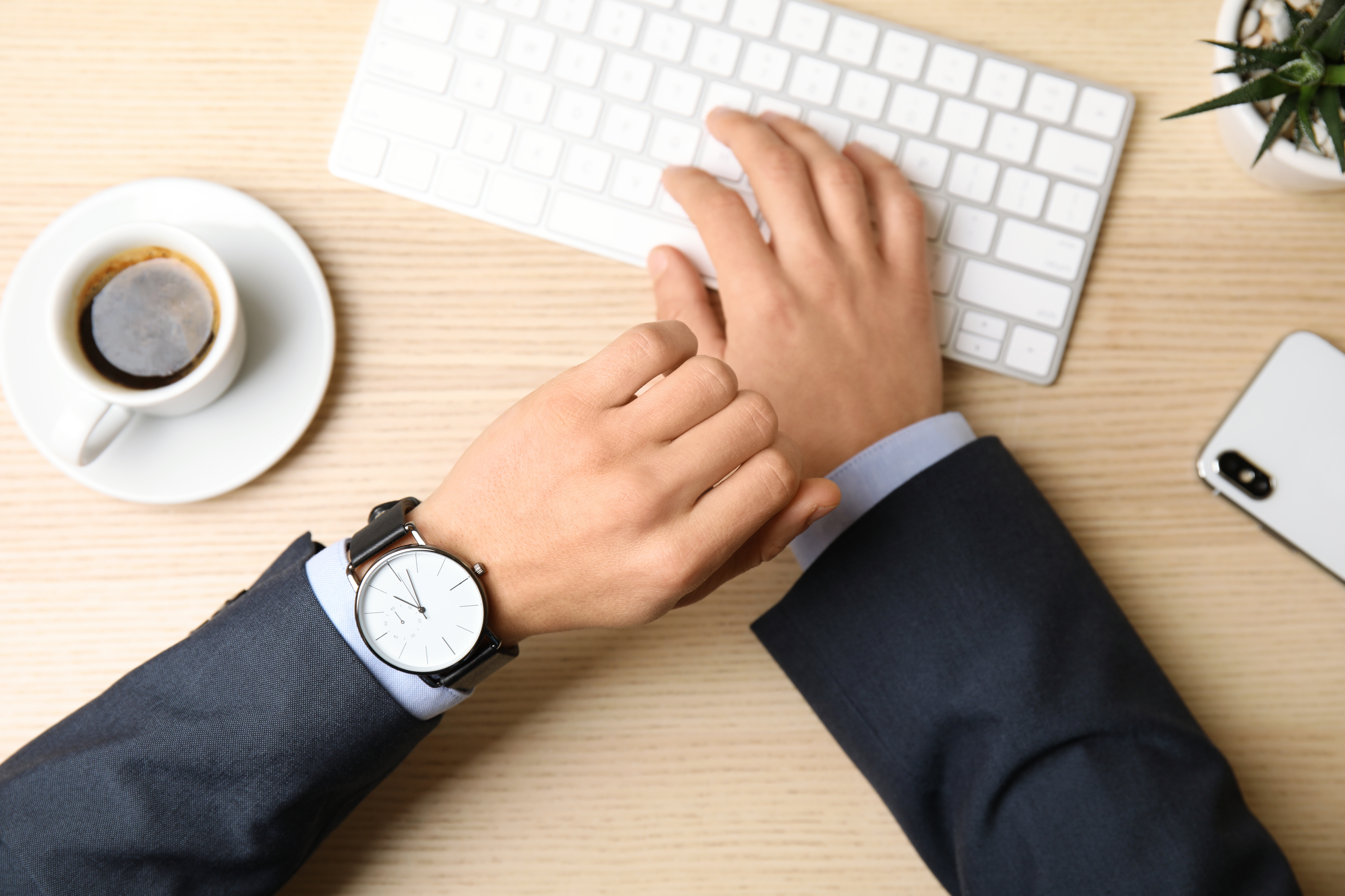 Watch the working. Рука в часах бизнесмен таймменедмент. Work watch method. Young businessman checking time on his Wristwatch at workplace. Time Management.