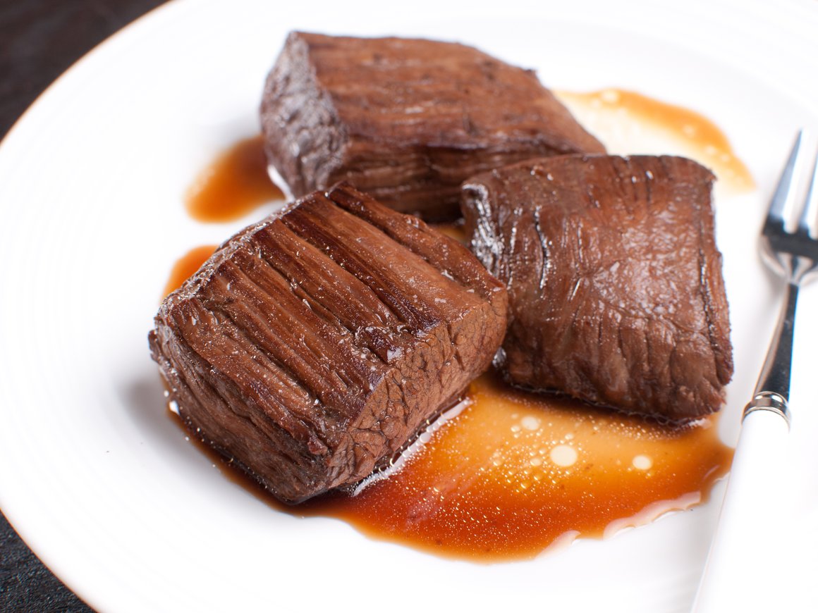 Москвичи рассказали о своём отношении к растительным сосискам и колбасам