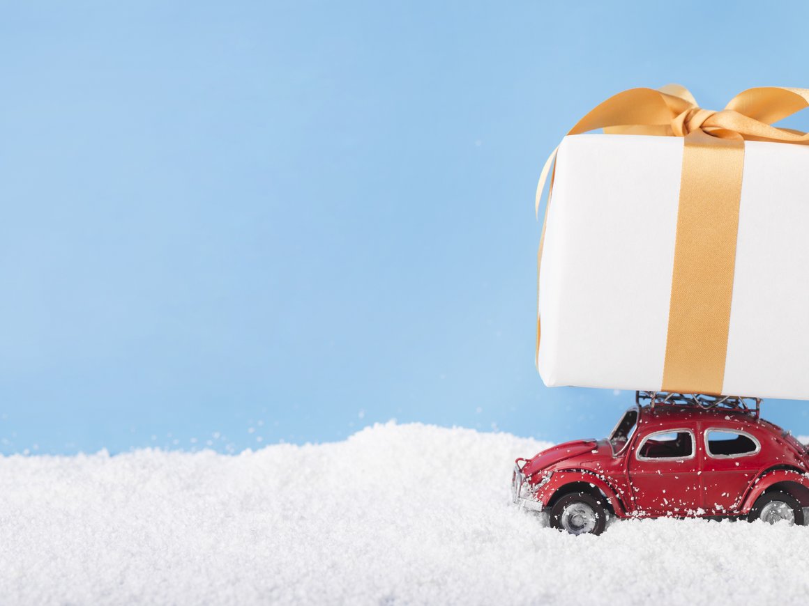 COVID и Новый год подогрели спрос, но сбили с ног доставку: Кто из ритейлеров рискует не доставить подарки вовремя?