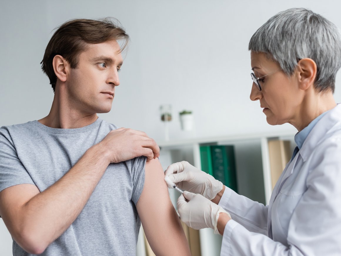 Какой у вас COVID-статус? Работодатели в России стали чаще требовать вакцину или тест