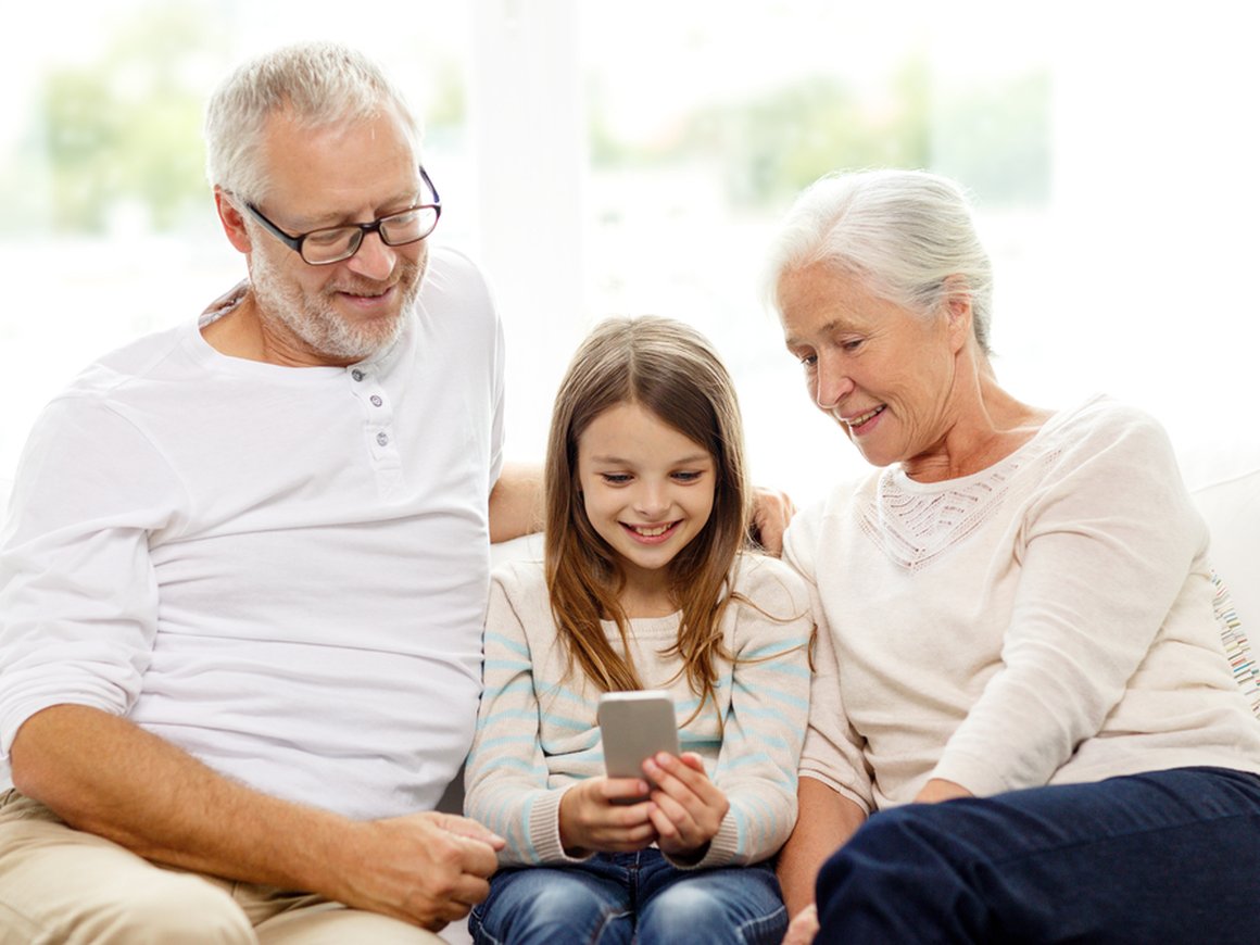Как приучить бабушек и дедушек контролировать экранное время внуков