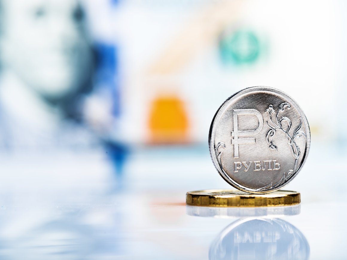 Паника на рынке, падение рубля...Эксперт спрогнозировал последствия отключения России от SWIFT