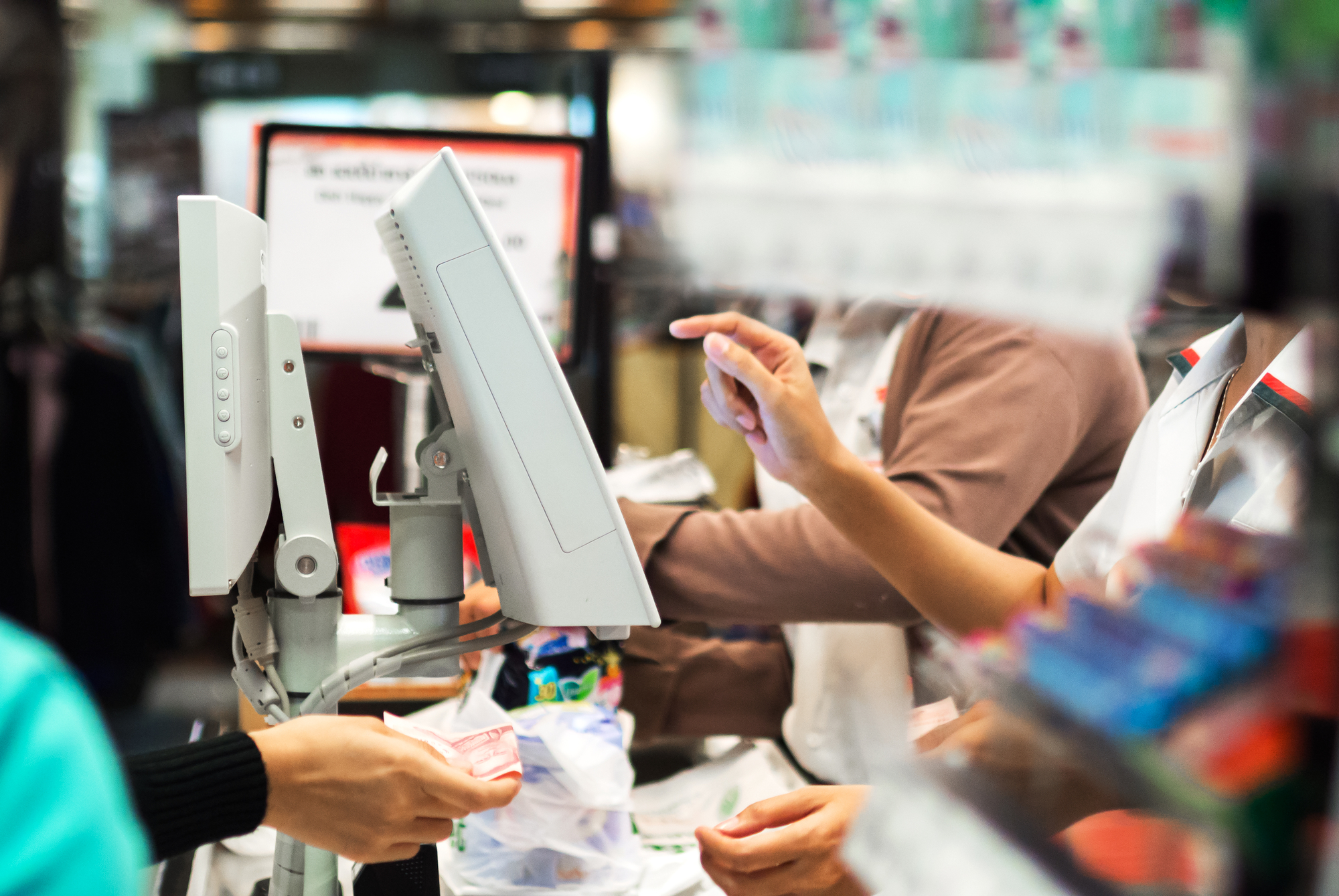 РБК: Сбербанк начнет принимать платежи за ЖКУ и услуги связи на кассах магазинов