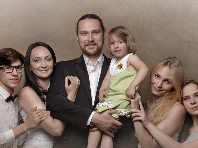 Усыновление троих детей помогло мне в карьере. И вот как