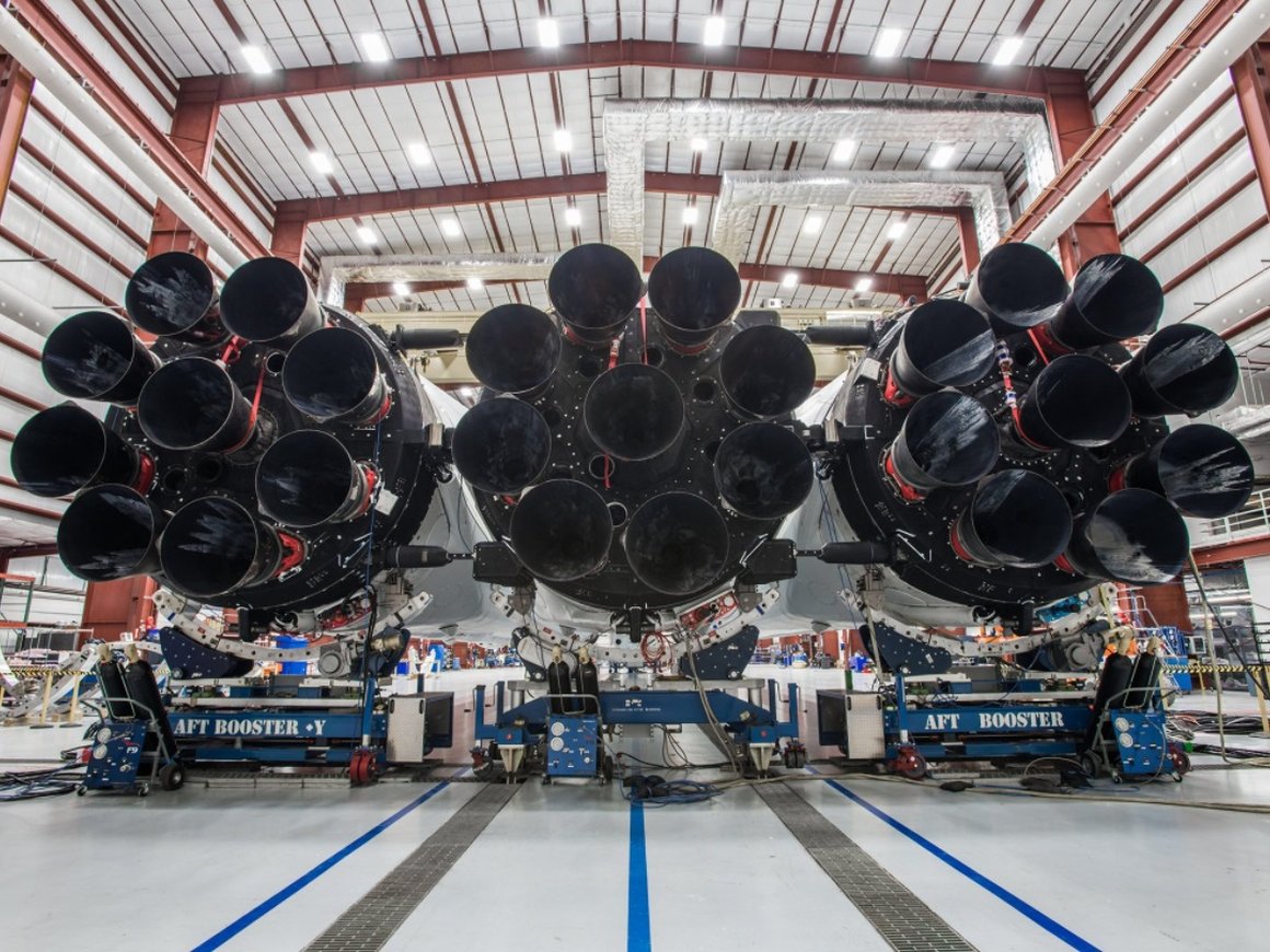 Илон Маск показал первые фото «марсианской» ракеты Falcon Heavy