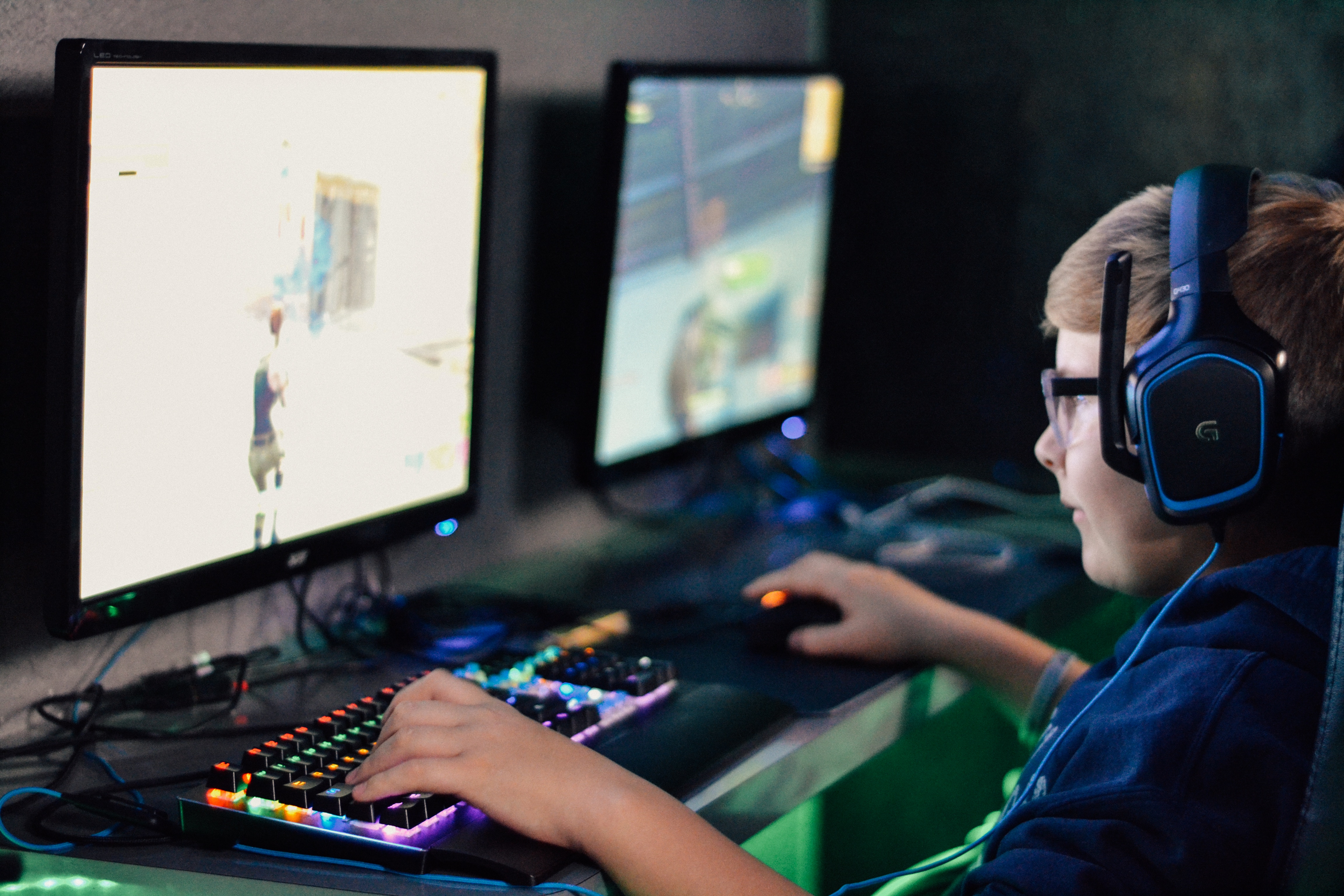 Играющий в компьютерные игры. Дети играющие в компьютерные игры. Игры на компьютер. Мальчик играющий в компьютерную игру. Подросток геймер.