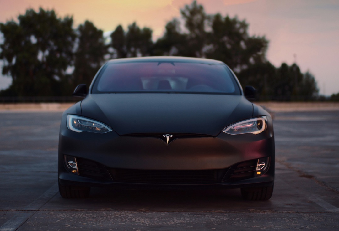 Годовые продажи Tesla упали впервые с 2011 года