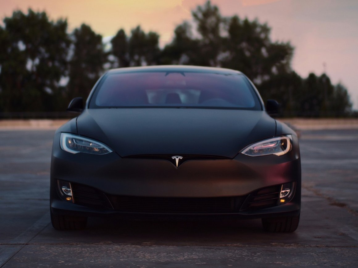 Годовые продажи Tesla упали впервые с 2011 года
