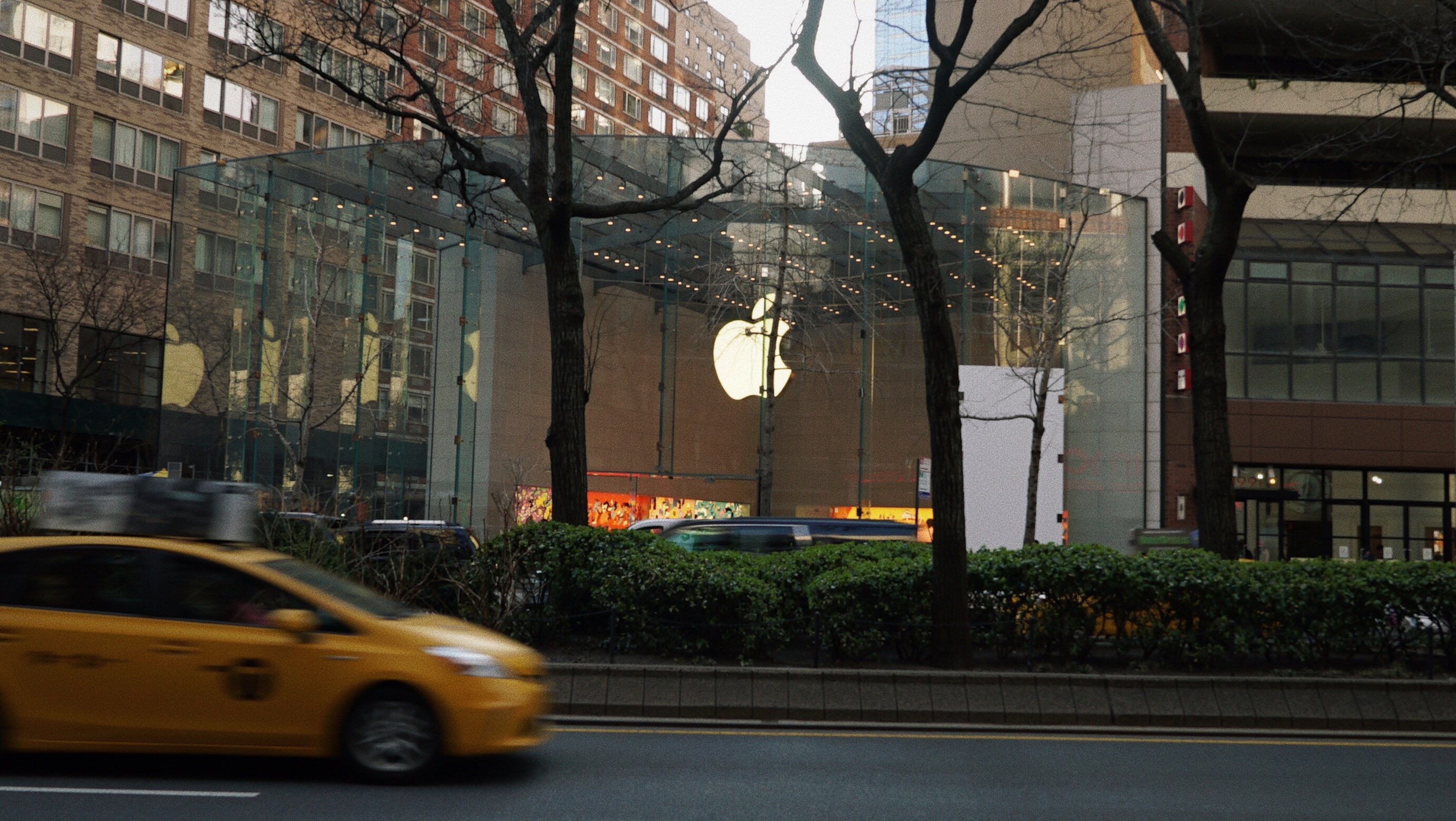 Apple временно закрыла все магазины за пределами Китая