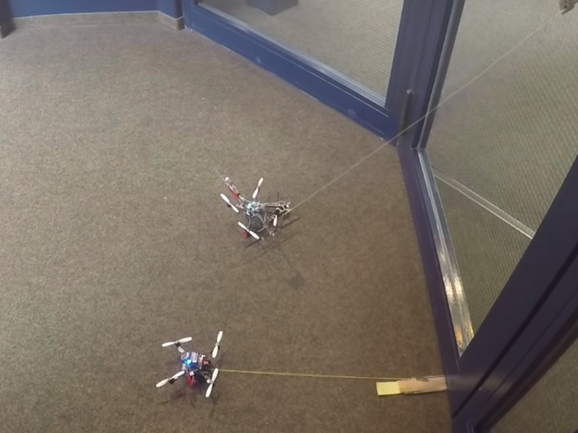 Конструкторы из США и Швейцарии научили двух дронов открывать двери