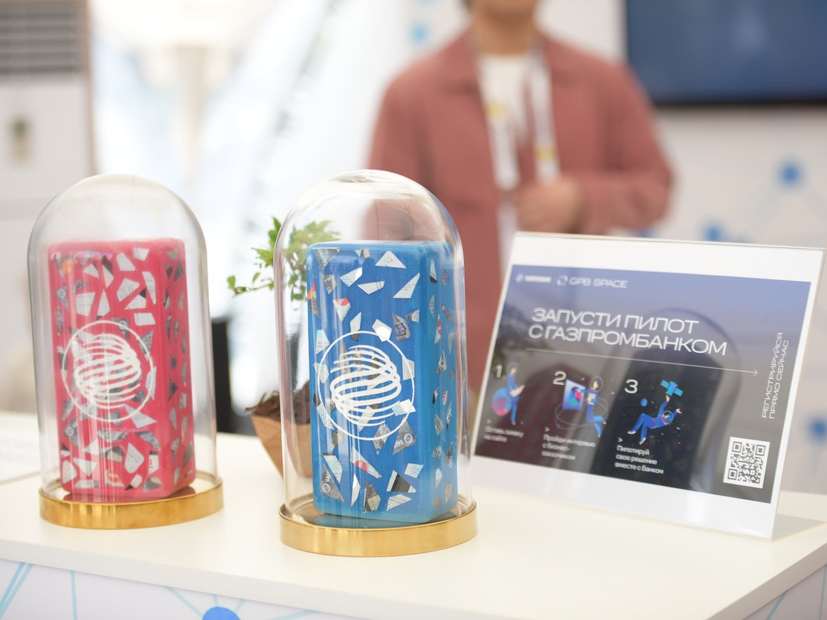 «Газпромбанк» и художник Либерти создали арт-кирпич из пластиковых карт и выпустили под него NFT-токен