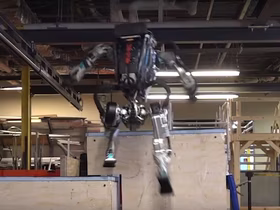 Видео: гуманоидный робот Boston Dynamics научился выполнять трюки из паркура