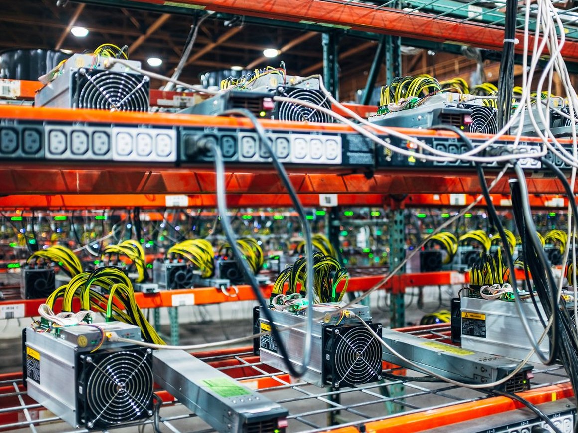 Интерес к фермам для майнинга упал на 55% на фоне падения курса биткоина