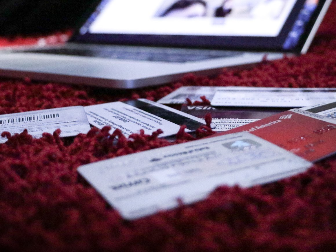 Средний лимит по кредиткам снизился, но спрос на карты подрос