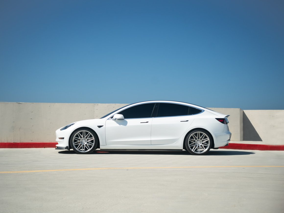 Connected cars: как Tesla и экономический кризис заставили традиционный автопром эволюционировать