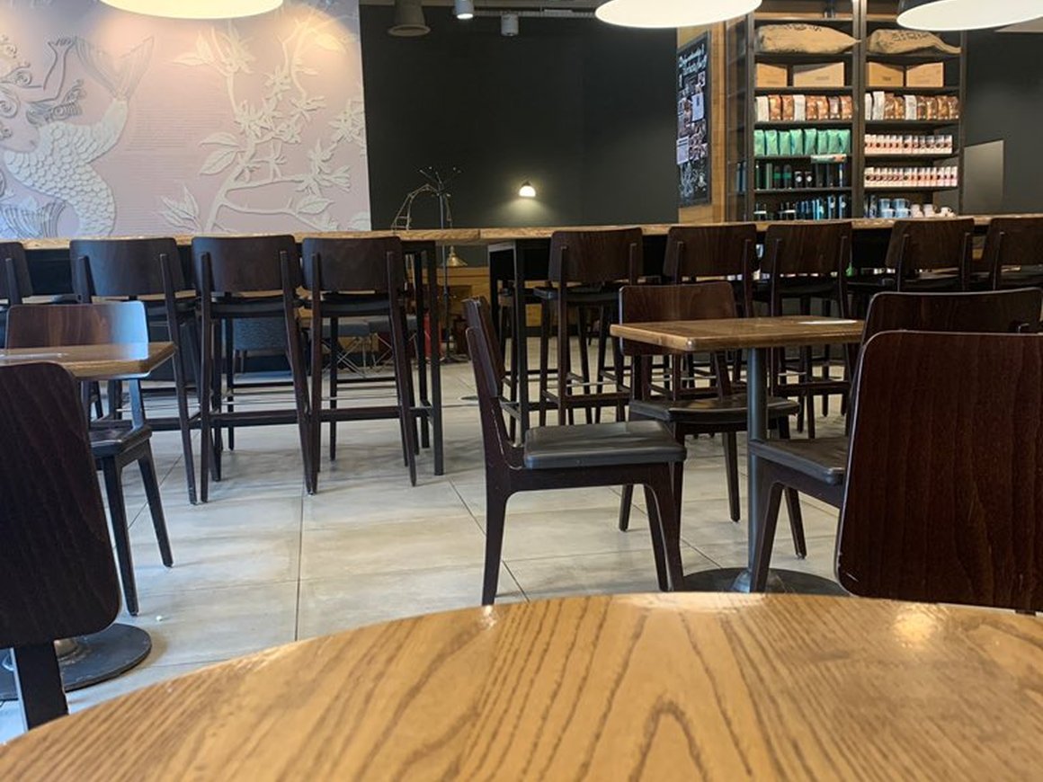 Жизнь после QR-кодов: фото и видео пустых ресторанов и кафе в Москве