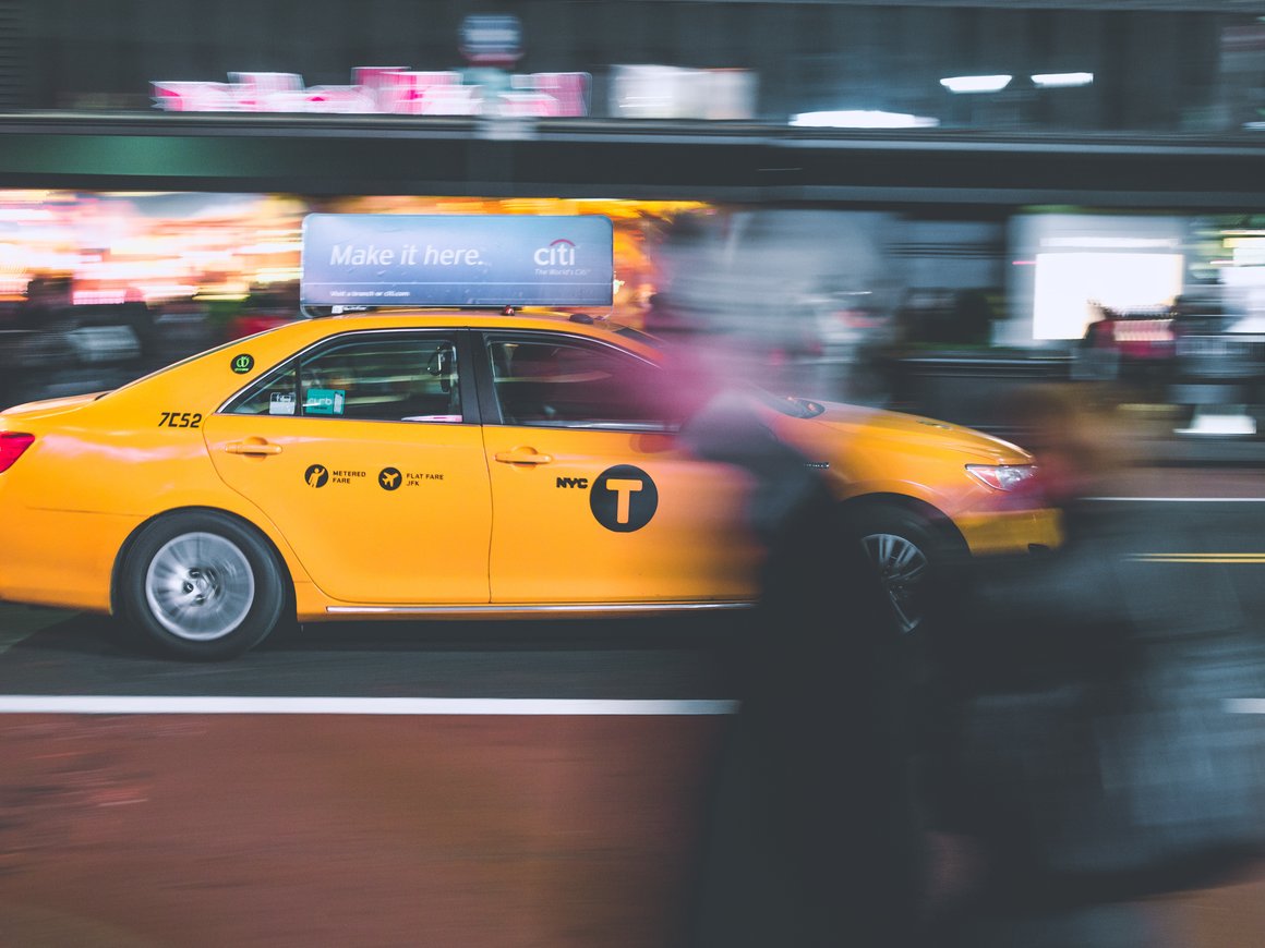 Венчурный фонд Сбербанка инвестировал в сервис по размещению рекламы на такси FireFly