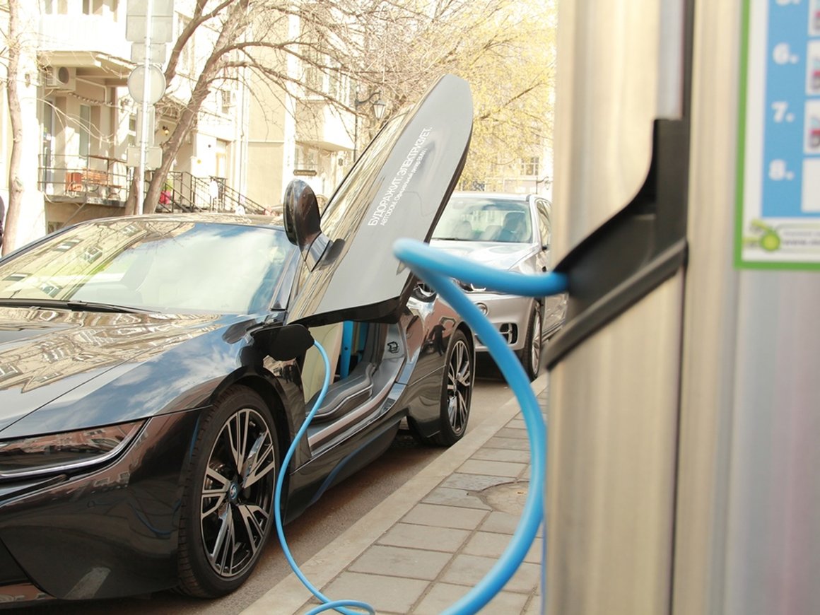 Правительство включило электромобили в ПДД