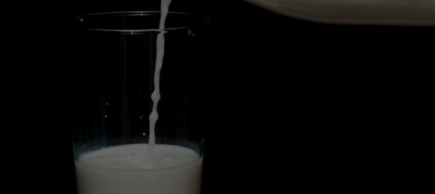 Производители молока начали маскировать снижение его объема в пакете надписью «1 л»