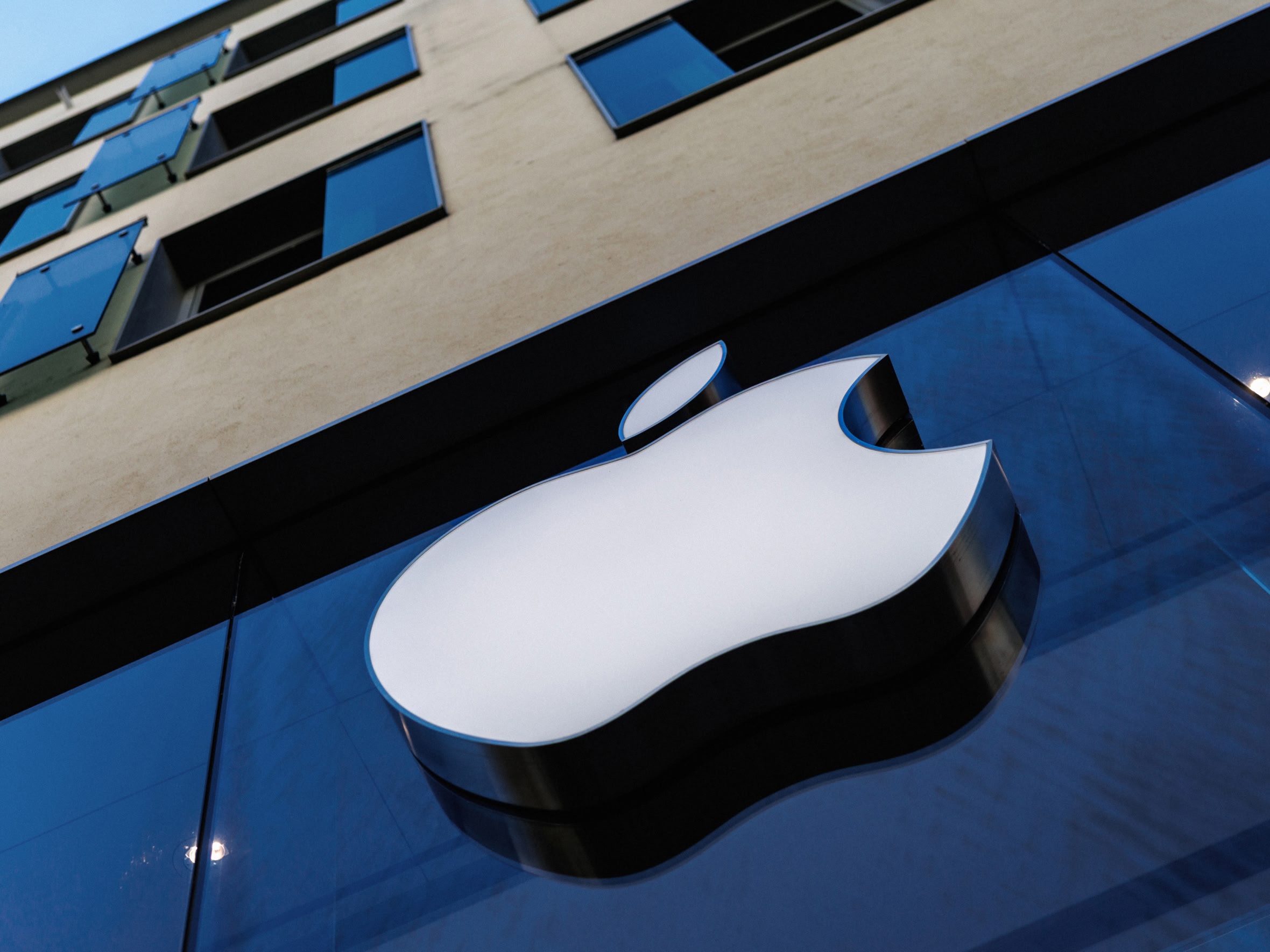 Теперь в iPhone — не только ChatGPT: Apple может интегрировать в iOS 27 ИИ-модели Gemini и Claude
