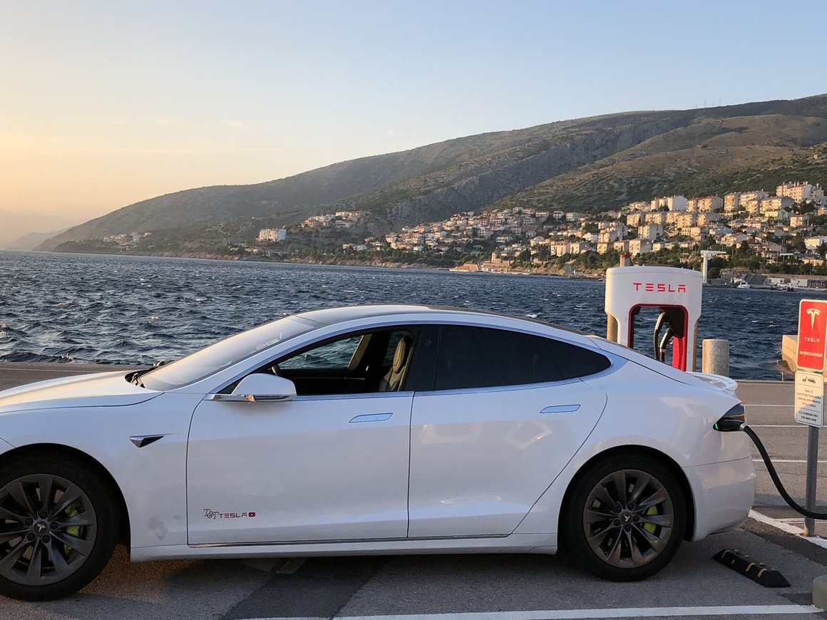 Tesla вопреки прогнозам продала почти четверть миллиона электрокаров за третий квартал