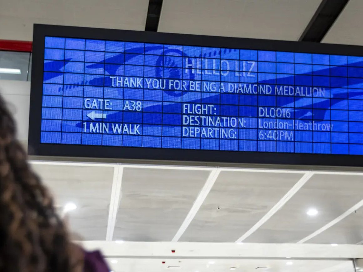 В аэропорту Детройта появилось «умное табло» — оно показывает каждому пассажиру информацию о его рейсе