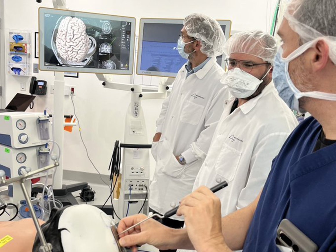 Neuralink Илона Маска набирает добровольцев с параличом для вживления чипа в мозг