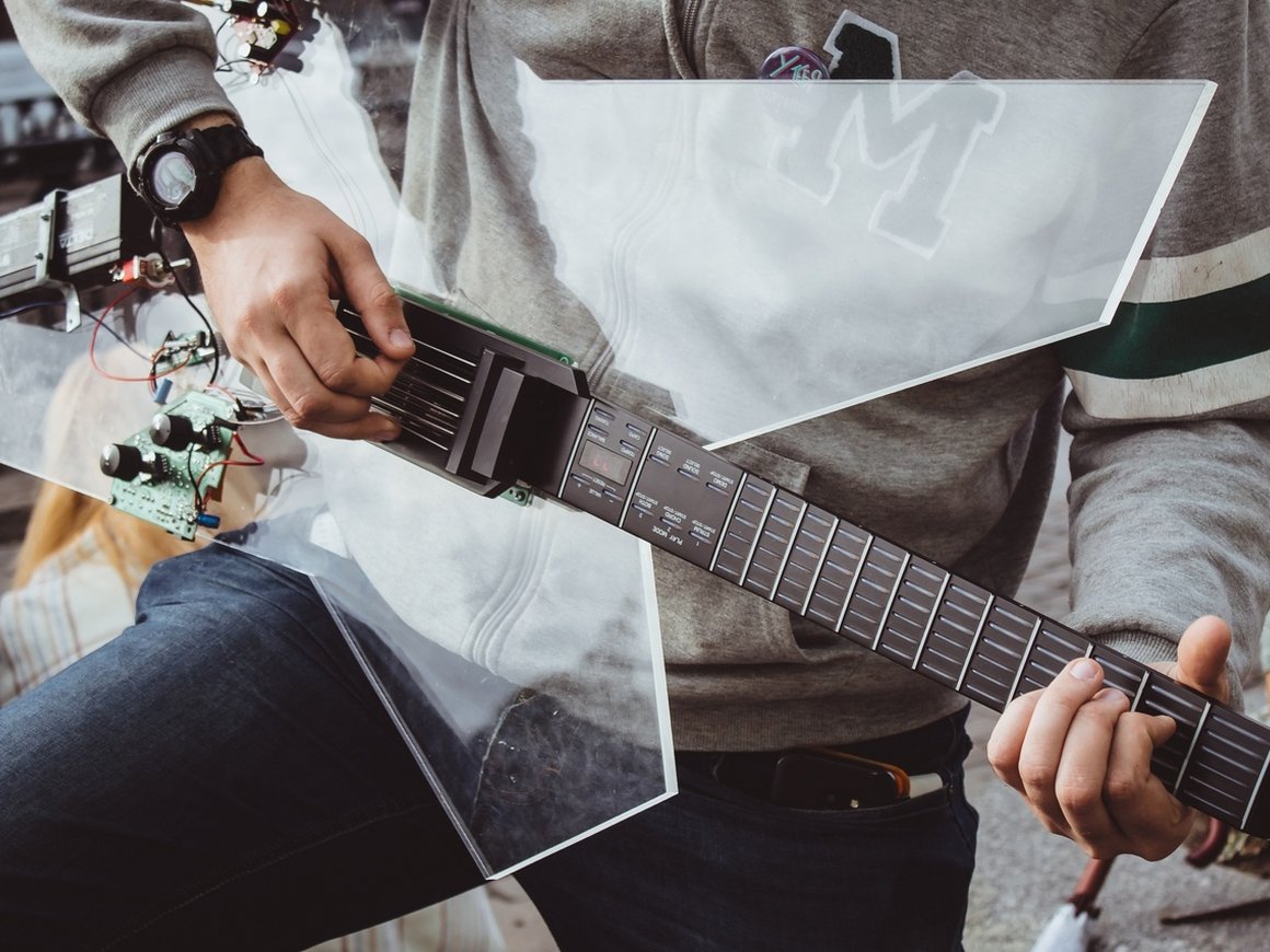 «С нашей гитарой вы научитесь играть за пару часов»