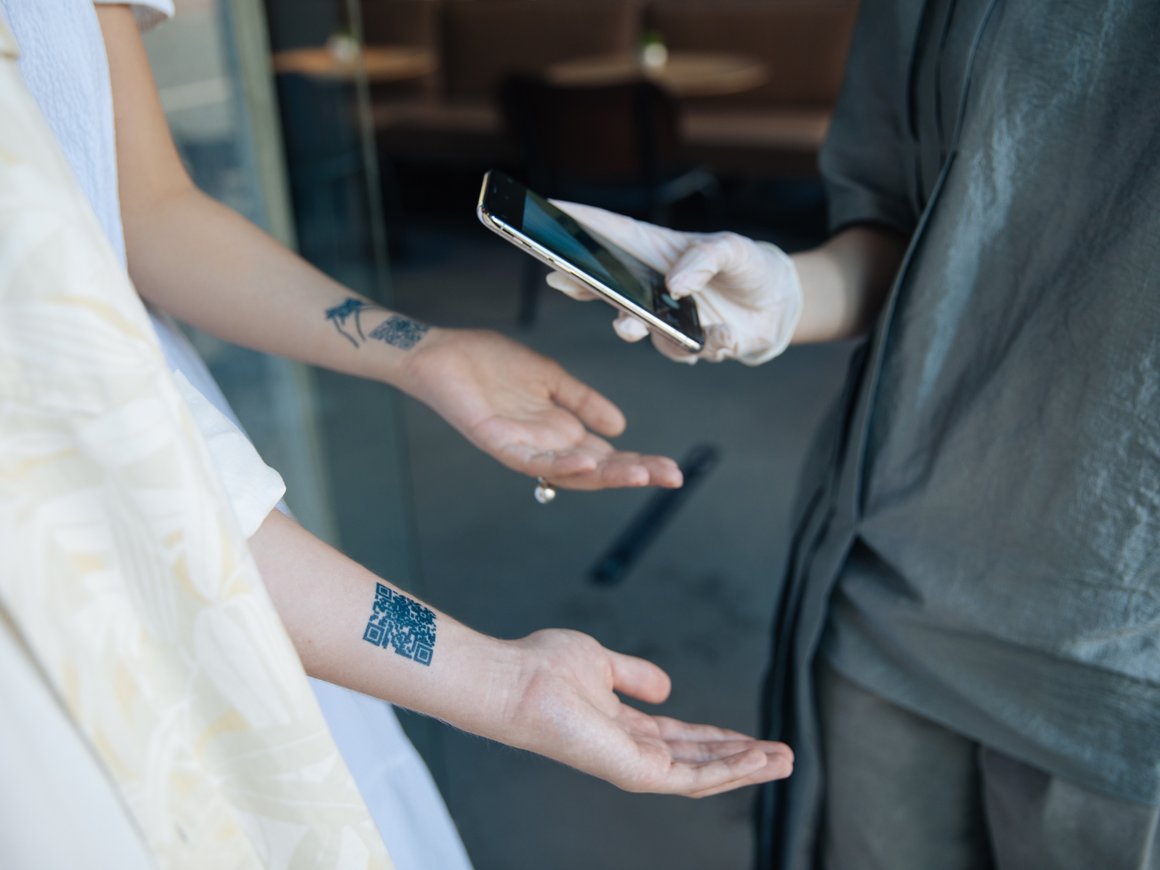 Москвичи с QR-татуировками смогут посещать рестораны