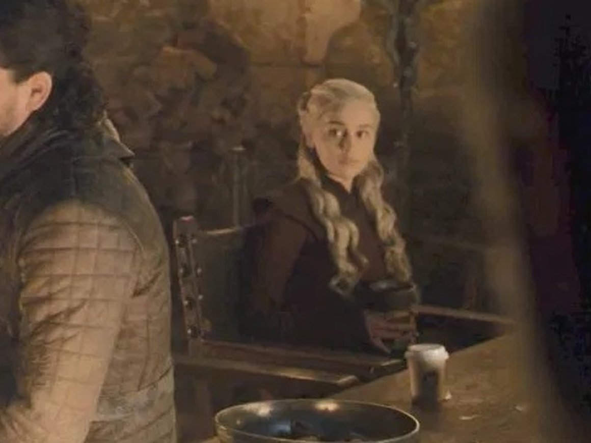 Создатели «Игры престолов» объяснили, откуда в четвертой серии взялся стаканчик кофе из Starbucks