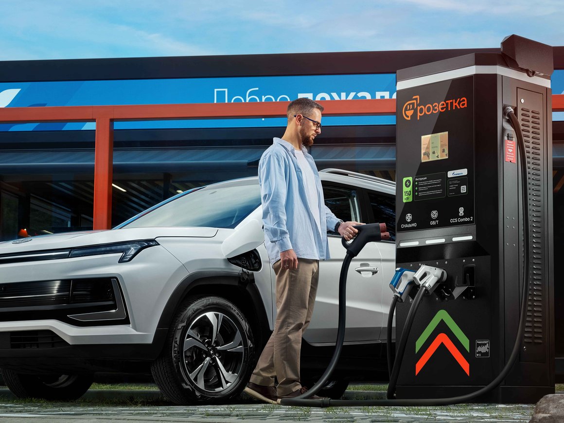 «Газпром нефть» запустит сеть электрозарядок под собственным брендом «Розетка»