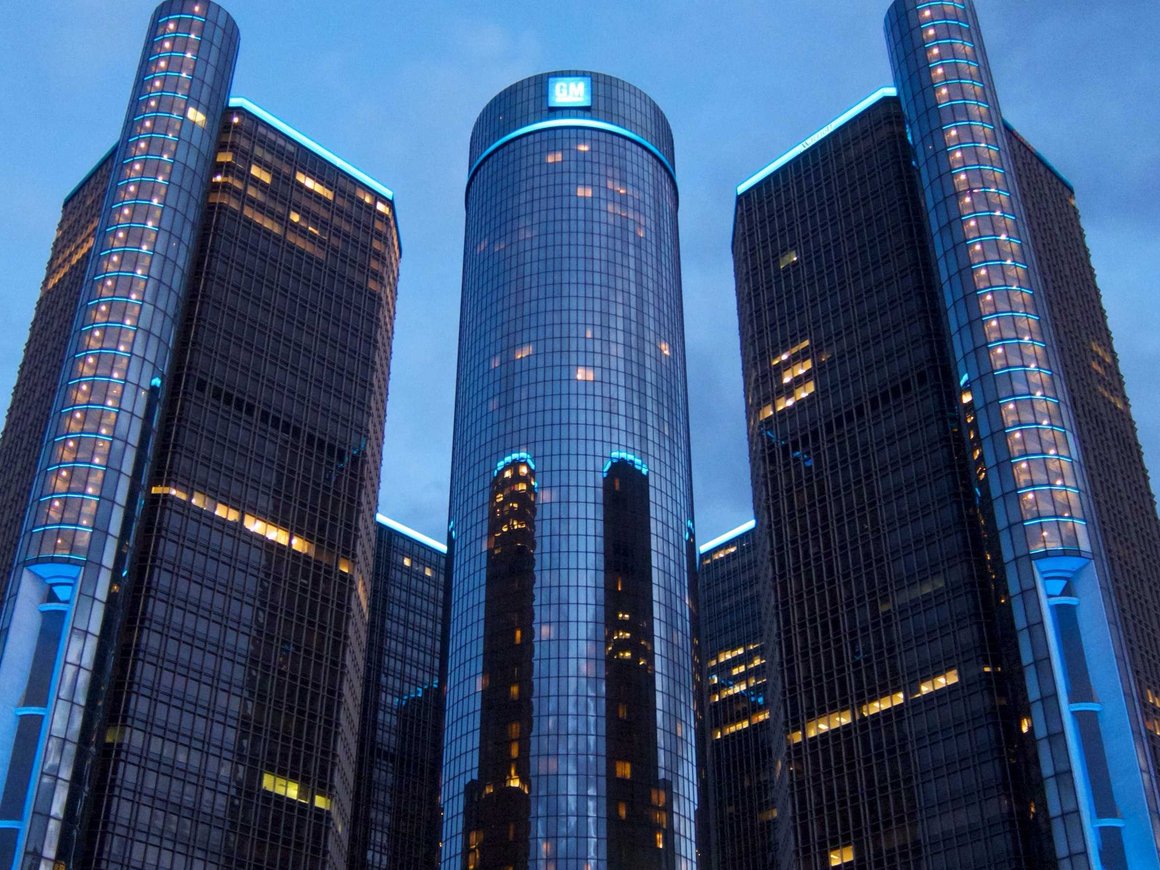 GM пообещала выпустить прибыльные электрокары на фоне проблем Tesla