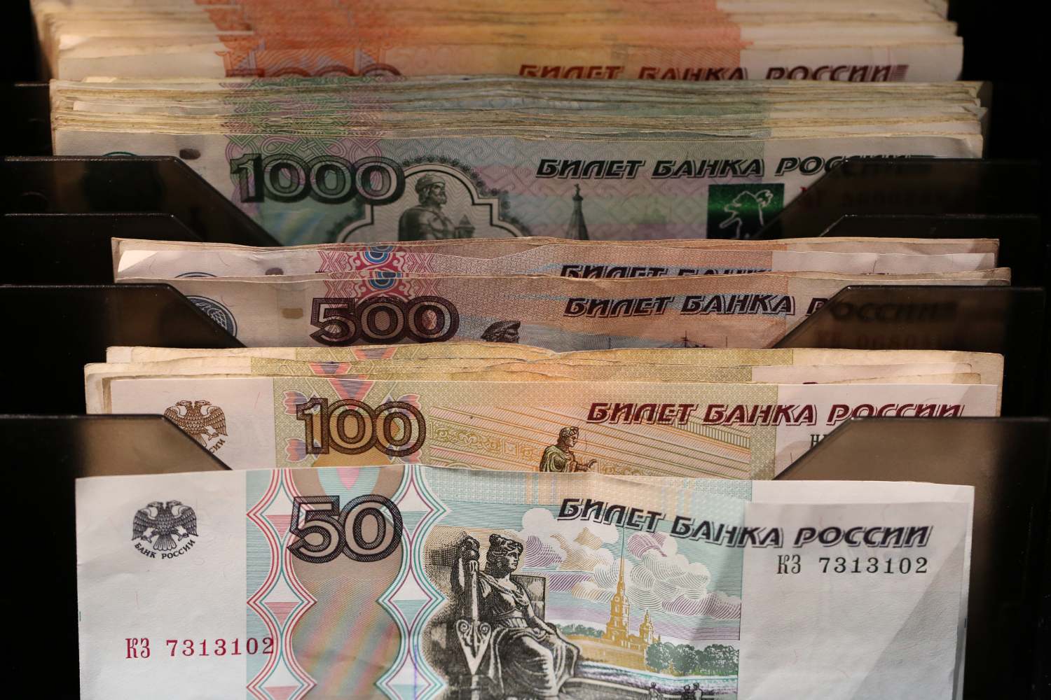 Банк России установил курс доллара на 25 декабря ниже психологической отметки в 100 рублей