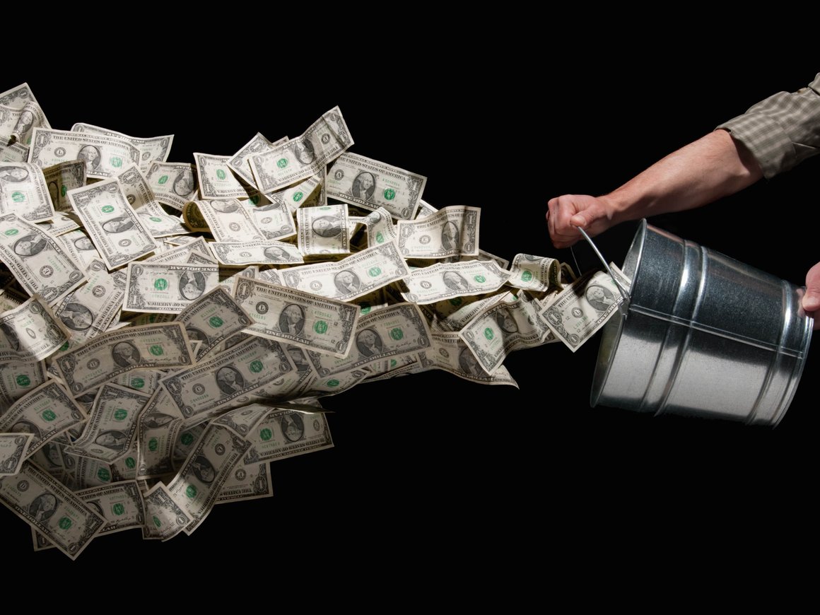 Курс доллара ЦБ превысил 102 рубля впервые с 24 марта 2022 года