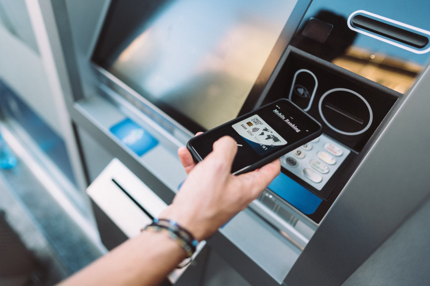 Россияне оплатили по QR-коду и биометрии покупки на 2,6 трлн рублей за три квартала