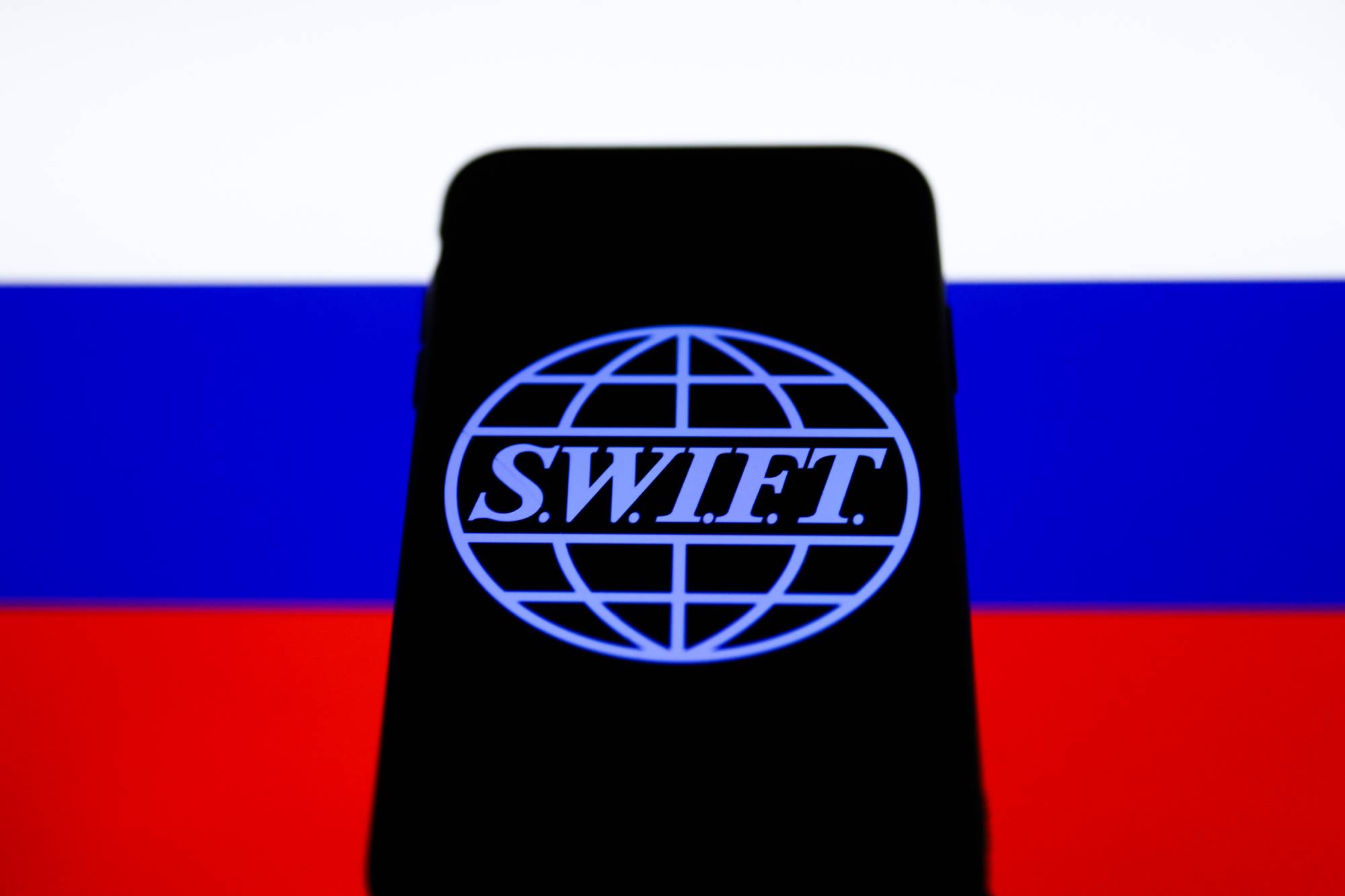 Евросоюз отключил 13 российских банков от SWIFT