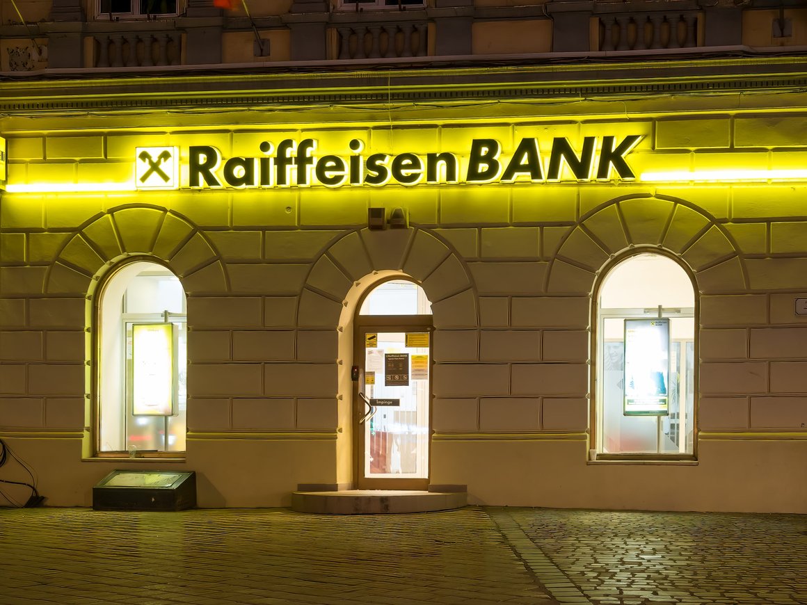 «Коммерсантъ» узнал о двух претендентах на российский бизнес «Райффайзенбанка»